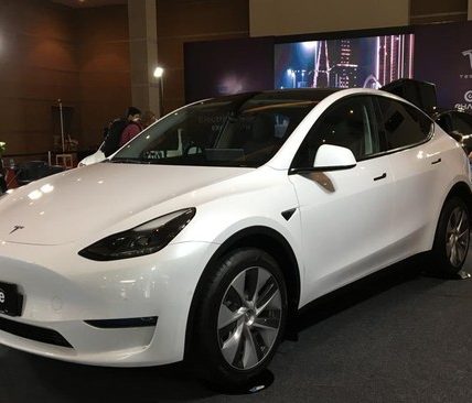 Konsumen Kaget Ditagih Rp300 Juta Usai Baterai Tesla Rusak Kehujanan